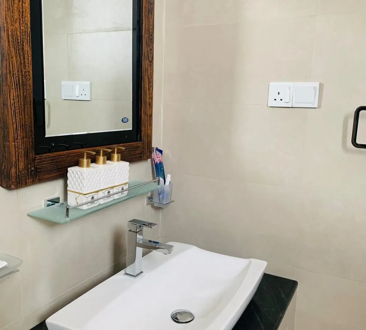 Lucky Transit Hotel - Katunayake Airport Guest house